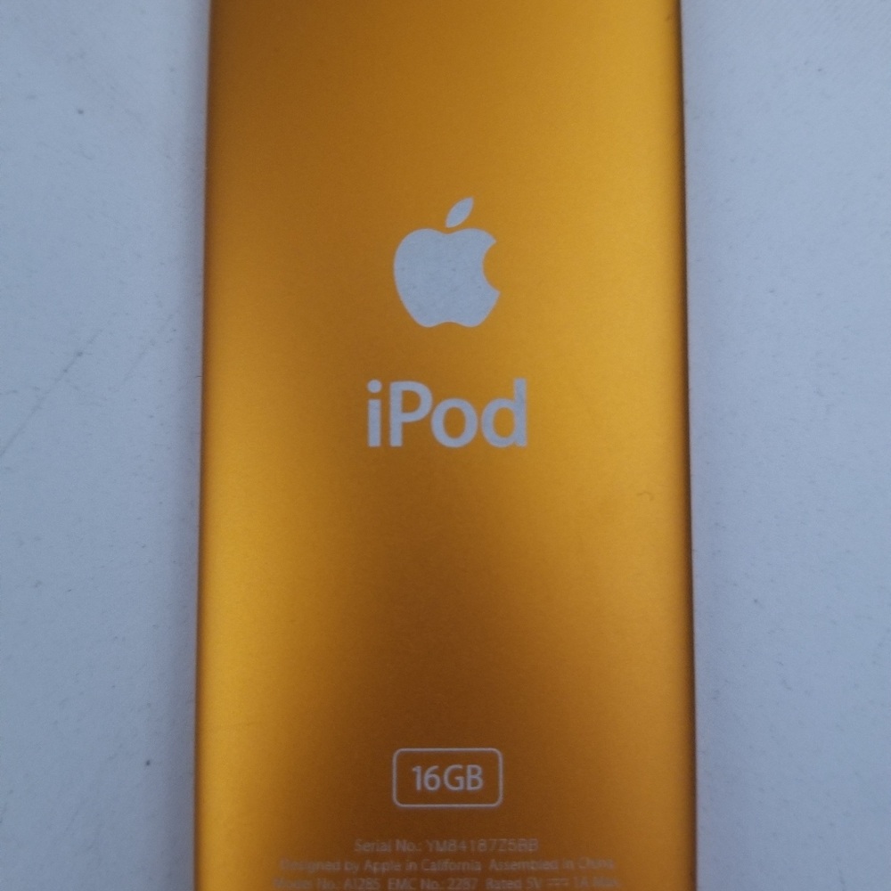 Old gen iPod, 16GB, functions when plugged in!